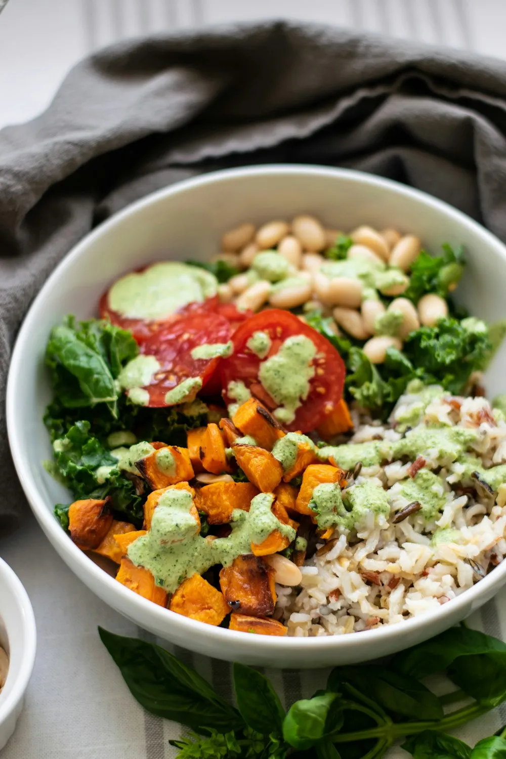Plato con arroz, garbanzos, camote y verduras frescas.